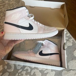 WMNS AIR JORDAN 1 MID Barely Rose